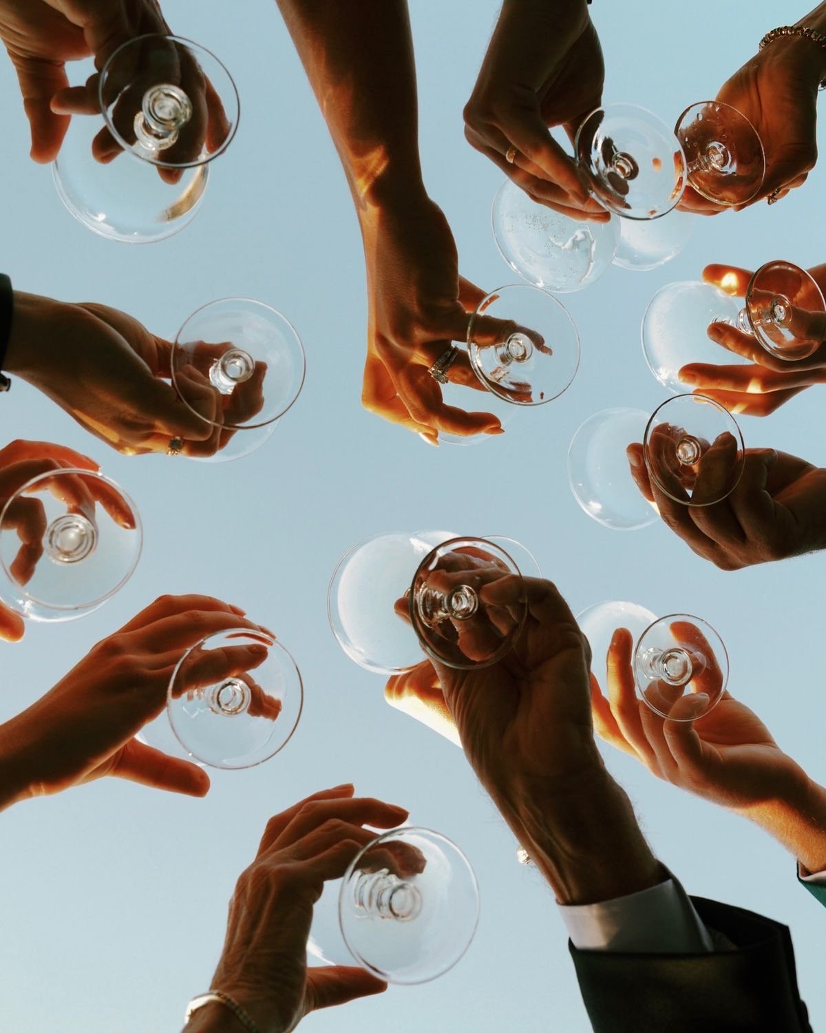 Gasten heffen samen het glas op een feest