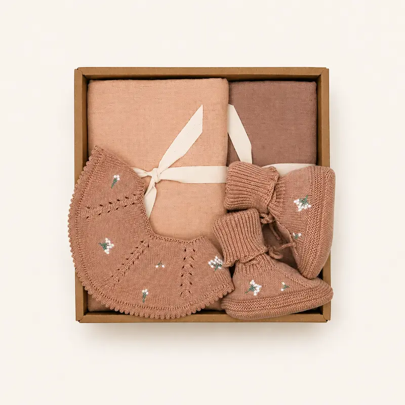 Babygeschenkdoos met textiel en slabbetje in blush tinten