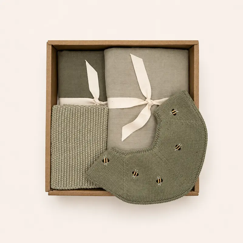 Babygeschenkdoos met textiel en slabbetje in zachtgroene tinten