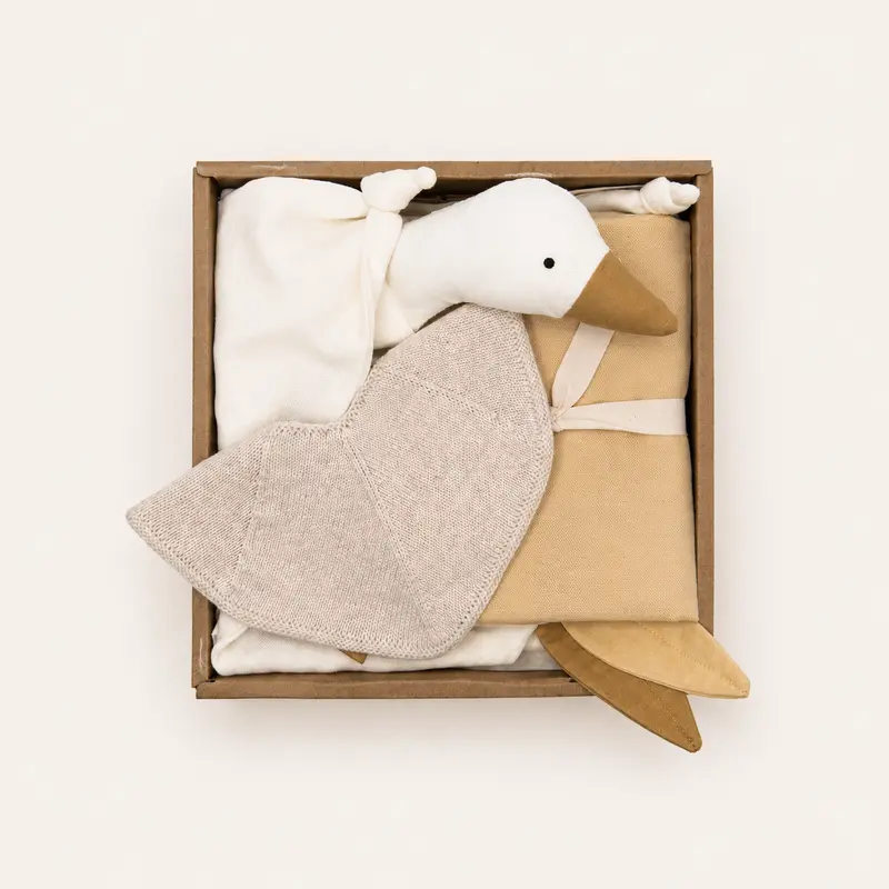 Neutrale babygeschenkdoos met zachte gans en textiel