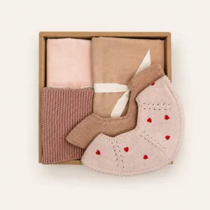Babygeschenkdoos met textiel en slabbetje in zachtroze tinten