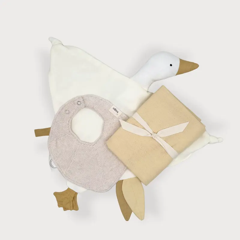 Neutrale babygeschenkset met zachte gans en textiel