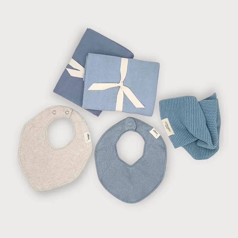 Babygeschenkset met slabbetjes en textiel in zachtblauwe tinten