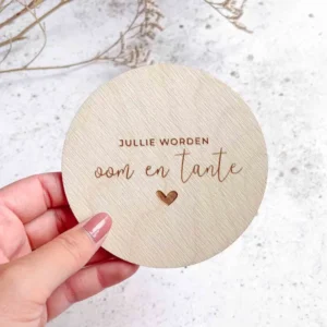 Gegraveerde houten cirkel met de boodschap Jullie worden oom en tante
