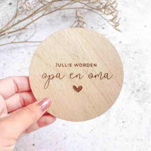 Gegraveerde houten cirkel met de boodschap Jullie worden opa en oma