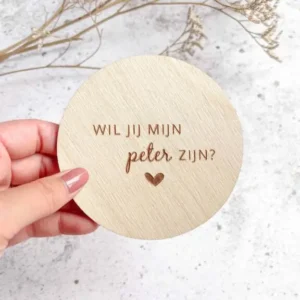 Gegraveerde houten cirkel met de vraag Wil jij mijn peter zijn