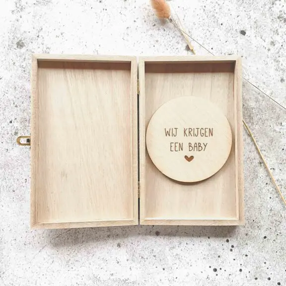 Houten aankondigingskistje met de boodschap Wij krijgen een baby
